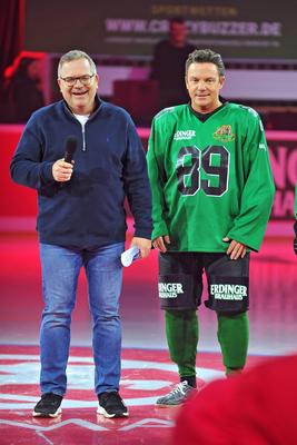 RTL - American Ice Football . Elton und Stefan Mross anl??lich des RTL TV-Events American Ice Football am 11.02.2024 in-stock-foto