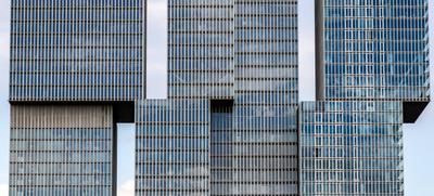 ROTTERDAM, NIEDERLANDE - 13. SEPTEMBER 2025 - Das Rotterdamer Geb?ude spiegelt sich in der Glasfassade bei bew?lktem Himmel, Rotterdam, Niederlande. ROTTERDAM, NIEDERLANDE - 13. SEPTEMBER 2025 --stock-foto