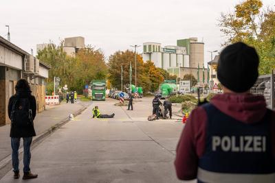 Klimaaktivisten blockieren Zementwerk von "Heidelberg Materials" in Mainz-stock-foto