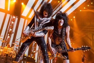 19/ Konzert: KISS, Saenger Gitarrist Ace The Spaceman Frehley, Saenger Gitarrist Paul The Starchild Stanley live in der-stock-foto