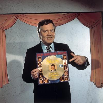 DER GROSSE PREIS WIM THOELKE mit Schallplatte zur Sendung Der Grosse Preis , 1976, *** DER GROSSE PREIS WIM THOELKE wit-stock-foto