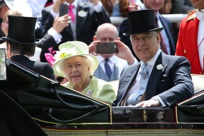 Queen Elizabeth II and Prince Andrew, Duke of York arrive by carriage on day 5 of Royal Ascot at Ascot Racecourse in Be-stock-foto