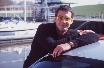 Bildnummer: 56879261  Datum: 01.03.1999  Copyright: imago/teutopressChristian Clerici mit Audi TT in auto motor und tv (VOX) 03/99 b?w Mann TV Fernsehen Moderation Kino Film dunkelhaarig kurzhaarig leger Pullover Brille drau?en stehend Auto Wagen Audi TT Audi TT Kennzeichen aufst?tzend Portrait quer l?chelnd People Shooting x0x xsk 1999 quer  56879261 Date 01 03 1999 Copyright Imago  Christian Clerici with Audi TT in Car Engine and TV Vox 03 99  Man TV Television Moderation Cinema Film dark haired short casual Sweater Glasses outside standing Car Dare Audi TT Audi TT Plates aufst?tzend Portrait horizontal smiling Celebrities Shooting x0x xSK 1999 horizontal-stock-foto