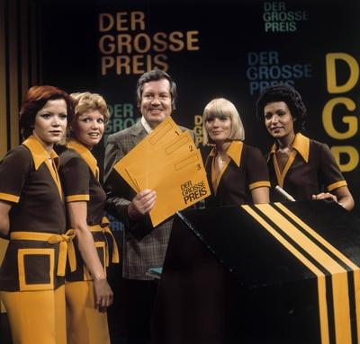 DER GROSSE PREIS WIM THOELKE mit Assistentinnen, 1974, *** THE GREAT PRIZE WIM THOELKE with assistants 1974 Copyright:-stock-foto