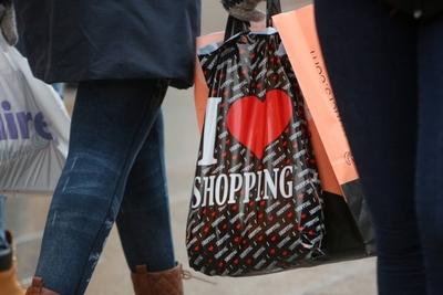 Frau tr?gt eine Plastikt?te mit Aufschrift I Love Shopping in der Innenstadt Frankfurt, Hessen, Deutschland *** Woman w-stock-foto