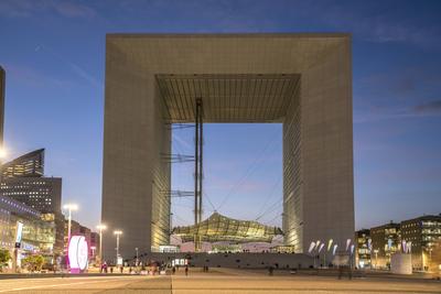 Grande Arche La Grande Arche im Hochhausviertel La Defense in der Abendd?mmerung, Paris, Frankreich La Grande Arche at t-stock-foto