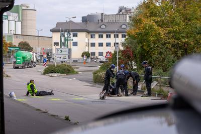 Klimaaktivisten blockieren Zementwerk von "Heidelberg Materials" in Mainz-stock-foto