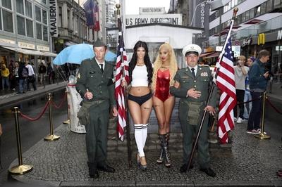 Micaela Sch?fer und Sarah Joelle Jahnel bei Fototermin zum Sexy Soccer 2016 Nacktfu?ballspiel Deutschland gegen Nordirl-stock-foto