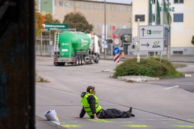 Klimaaktivisten blockieren Zementwerk von "Heidelberg Materials" in Mainz-stock-foto