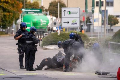 Klimaaktivisten blockieren Zementwerk von "Heidelberg Materials" in Mainz-stock-foto
