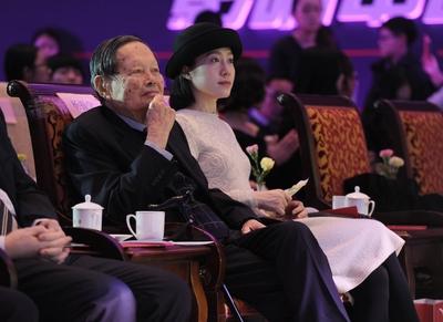 BEIJING CHINA DECEMBER 08 Chinese American Nobel laureate of physics Yang Zhenning Chen Ning Fr-stock-foto