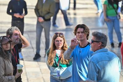 Croatia, Dubrovnik, 201025. Actors Julia Antonelli and Chase Stokes on the set of the fifth season of the Netflix teen s-stock-foto
