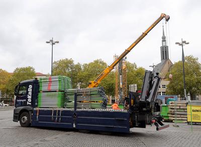 20.10.2025,Deutschland, NRW,Weihnachten, Weihnachtsm?rkte,Auf dem Hansaplatz in Dortmund startet der Aufbau f?r den h?chsten Weihnachtsbaum der Welt, Weihnachtsmarkt,-stock-foto