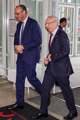 Bundeskanzler Merz besucht IGBCE Gewerkschaftskongress 2025-stock-foto