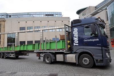 20.10.2025,Deutschland, NRW,Weihnachten, Weihnachtsm?rkte,Auf dem Hansaplatz in Dortmund startet der Aufbau f?r den h?chsten Weihnachtsbaum der Welt, Weihnachtsmarkt,-stock-foto