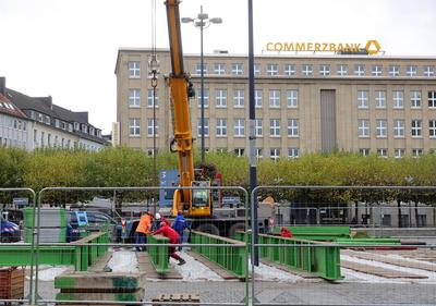 20.10.2025,Deutschland, NRW,Weihnachten, Weihnachtsm?rkte,Auf dem Hansaplatz in Dortmund startet der Aufbau f?r den h?chsten Weihnachtsbaum der Welt, Weihnachtsmarkt,-stock-foto