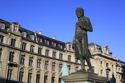 Bildnummer: 56707022  Datum: 24.04.2009  Copyright: imago/INSADCOBronze-Statue von S?ren Kierkegaard der N?he der Marmorkirche, Kopenhagen, D?nemark kbdig 2009 quer Blauer Himmel D?nisch Europa Frederik-Kirche Jahreszeit Kopenhagen Kunst Marmorkirche Nordeuropa Sommer Sommerzeit Westeuropa Zeit europ?isch  56707022 Date 24 04 2009 Copyright Imago INSADCO Bronze Statue from Soren  the Vicinity the Marble Church Copenhagen Denmark Kbdig 2009 horizontal Blue Heaven Danish Europe Frederik Church Season Copenhagen Art Marble Church Northern Europe Summer Summer time Western Europe Time Euro-stock-foto