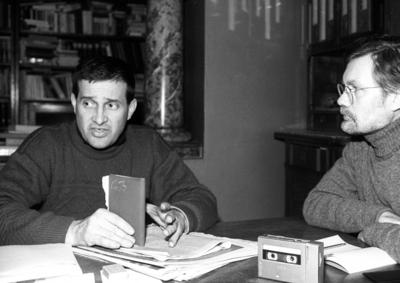 Dissident Mircea Dinescu (li., Rum?nien) in Bukarest-stock-foto