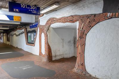 Der Hauptbahnhof in Uelzen wurde vom Kuenstler Hundertwasser mitgestaltet. 09.05.2024, Hansestadt Uelzen, GER - Detail d-stock-foto