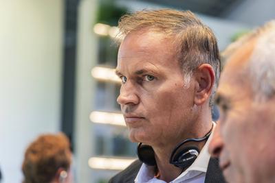 IAA MOBILITY MUNICH 2023. VW-Chef Oliver Blume besucht den BMW-Stand. IAA-Studie Vision Neue Klasse von BMW. So k?nnte d-stock-foto