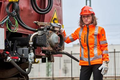 Sigrid Nikutta (Vorstand Deutsche Bahn AG) bei der Vorstellung des Digitalen Automatischen Kupplung (dAK) bei G?tterz?g-stock-foto