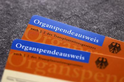 Ein Organspendeausweis nach Paragraph 2 des Transplantationsgesetzes. Angesichts der geringen Zahl an Organspendern in D-stock-foto