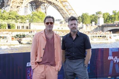 Photocall avec l equipe du film Bullet Train sur une peniche. Photocall with the cast of the film Bullet Train in Paris-stock-foto