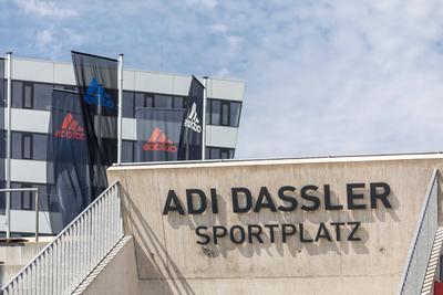 Die Firmenzentrale des Sportartikelherstellers adidas in Herzogenaurach Das Stadion auf der World of Sports, gewidmet d-stock-foto