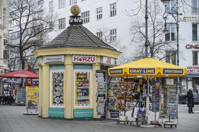 Kiosk, Kurf?rstendamm, Charlottenburg, Berlin, Deutschland *** Kiosk, Kurf?rstendamm, Charlottenburg, Berlin, Germany-stock-foto