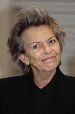 EINE STADT EIN BUCH Wien, Hauptb?cherei, 13. 11. 2019 Connie PALMEN - verteilt ihr Gratisbuch - DIE GESETZE *** EINE ST-stock-foto