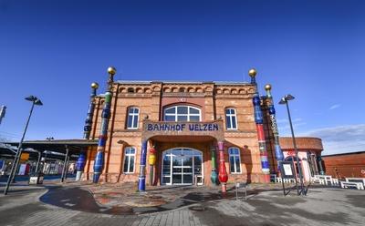 Hundertwasser-Bahnhof, Uelzen, Niedersachsen, Deutschland *** Hundertwasser train station Uelzen Lower Saxony Germany-stock-foto