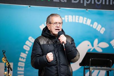 Verschwörungsideologische Friedensdemo in München Jürgen Todenhöfer ( Team Todenhöfer, früher CDU Fraktionschef ) Eine v-stock-foto