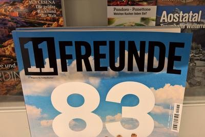 11 Freunde Fussball-Magazin. Der Gruner und Jahr Verlag haelt 51 Prozent Anteil. 11Freunde ist ein Magazin fuer Fussball-stock-foto
