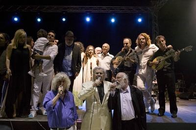 Bildnummer: 55276048  Datum: 29.07.2010  Copyright: imago/Andreas NeumeierMikis Theodorakis, der gro?e griechische Komponist ( Alexis Zorbas ), Liederschreiber, Dirigent, Politiker und Aktivist feiert seinen 85. Geburtstag im Athener Lykabettos Theater, . Zahlreiche S?ngerinnen und S?nger pr?sentierten St?cke aus seinem Repertoire unter Mitwirkung des Mikis Theodorakis Orchesters, Mikis Theodorakis (Mitte) singt zum Abschluss eines seiner Lieder, zusammen mit Loukianos Kilandonis (li.) und Dionysis Savvopoulos (re.) Griechenland - Pers?nlichkeiten Kultur People Musik Aktion kbdig xsp xo0x 2010 quer Orchester Mikis Theodorakis Konzert Concert Singer - S?ngerin Musician Musiker Dirigent Conductor 367-10 85. Geburtstag Feier Bildnummer 55276048 Date 29 07 2010 Copyright Imago Andreas Neumeier Mikis Theodorakis the Size Greek Composer Alexis Zorbas Songwriter Conductor Politicians and Activist celebrate his 85 Birthday in Athens Lykabettos Theatre Numerous Singers and Singer presented Pieces out his Repertoire under Participation the Mikis Theodorakis Orchestra Mikis Theodorakis centre sings to Conclusion a his Songs together with Loukianos Kilandonis left and Dionysis Savvopoulos right Greece Personalities Culture Celebrities Music Action shot Kbdig xsp xo0x 2010 horizontal Orchestra Mikis Theodorakis Concert Concert Singer Singer Musician Musician Conductor Conductor 367 10 85 Birthday Celebrations-stock-foto