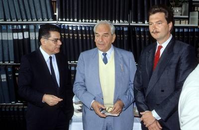 Bildnummer: 56698985  Datum: 05.05.1988  Copyright: imago/teutopressDr. Ulrich Wechsler, Albrecht Knaus, Dr. Fritz Fenzl (v.li.) 05/88 rag Albrecht Knaus (Verleger) bei einer Feier anl?sslich seines 75. Geburtstages in der Monacensia-Bibliothek in M?nchen am 05. Mai 1988 mit dem Schriftsteller Dr. Fritz Fenzl und dem Verlagsmanager Dr. Ulrich Wechsler, der an diesem Tag einen B?chertisch an die Bibliothek ?berreichte Stadt Bayern Deutschland deutsch Deutscher Mann M?nner Verleger Buch B?cher B?cherei Bibliothek Verlag Gr?nder Lektor Chef Verlagsleiter Verlagshaus Verlagssystem Bertelsmann Verlagsgruppe Random House Medien Unternehmen Unternehmer Autor Druck Vertrieb Buchhandel Regal Regale B?cherregal B?cherregale Tisch stehend l?chelnd Pullunder Hemd Sakko Jackett Krawatte grau grauhaarig dunkel dunkelhaarig Schnurrbart Brille seri?s halb publish publisher publishing company book library quer People x0x xkg 1988 quer  56698985 Date 05 05 1988 Copyright Imago teutopress Dr Ulrich Changer Albrecht Knaus Dr Fritz Fenzl V left 05 88 RAG Albrecht Knaus Publishers at a Celebrations during its 75 Birthday in the  Library in Munich at 05 May 1988 with the Writer Dr Fritz Fenzl and the  Dr Ulrich Changer the to this Day a B?chertisch to the Library presented City Bavaria Germany German German Man Men Publishers Book Books Library Library Verlag Founder Lecturer Boss Publishing director Publishing house  Bertelsmann Publishing Group Random House Media Companies Entrepreneurs Author Pressure Distribution Book trade Shelf Shelves Bookshelf Bookshelves Table standing smiling Slipovers Shirt Jacket Jacket Tie grey grauhaarig dark dark haired Mustache Glasses seriously half Publish Publisher Publishing Company Book Library horizontal Celebrities x0x xkg 1988 horizontal-stock-foto