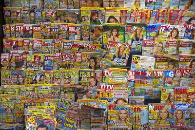 Regenbogenpresse Illustrierten in einer Bahnhofsbuchhandlung, Deutschland, Nordrhein-Westfalen, Ruhrgebiet Yellow Press-stock-foto