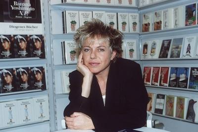 Connie Palmen 10/93 pp Frau Autor Niederlande blond kurzhaarig quer halb sitzend Stuhl B?cherregal Buch Hand neutral-stock-foto