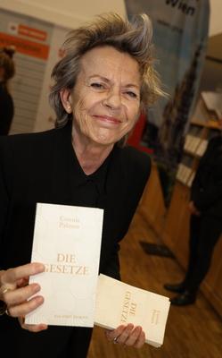 EINE STADT EIN BUCH Wien, Hauptb?cherei, 13. 11. 2019 Connie PALMEN - verteilt ihr Gratisbuch - DIE GESETZE *** EINE ST-stock-foto