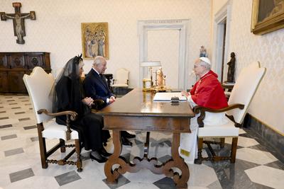 ITALY - REL -  POPE FRANCIS RECEIVES  KING CHARLES III AND QUEEN CAMILLA OF THE UNITED KINGDOM 2025/10/23-stock-foto