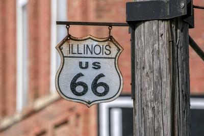 Altes Route 66 Strassenschild im historischen Ortskern von Atlanta an der Route 66 Atlanta Illino-stock-foto