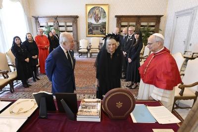 ITALY - REL -  POPE FRANCIS RECEIVES  KING CHARLES III AND QUEEN CAMILLA OF THE UNITED KINGDOM 2025/10/23-stock-foto