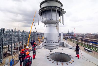 Installation of the reforming column at the Moscow oil refinery. Moscow, Russia - May 20, 2017: Installation of the refo-stock-foto