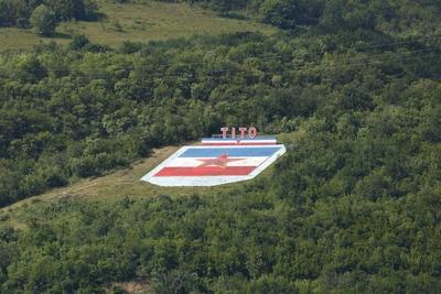 Gedenkstaette auf einem Berghang am serbischen Donauufer zu Ehren von Josip Broz Tito Staatspraesid-stock-foto