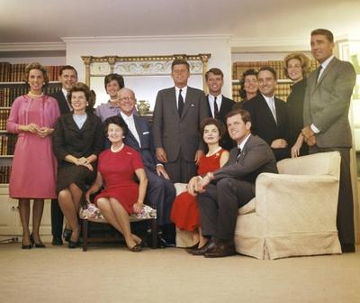 Kennedy Family Portrait The Kennedy family in the home of Joseph P Kennedy on Nov 9 1960 Standi-stock-foto