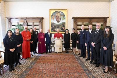 ITALY - REL -  POPE FRANCIS RECEIVES  KING CHARLES III AND QUEEN CAMILLA OF THE UNITED KINGDOM 2025/10/23-stock-foto