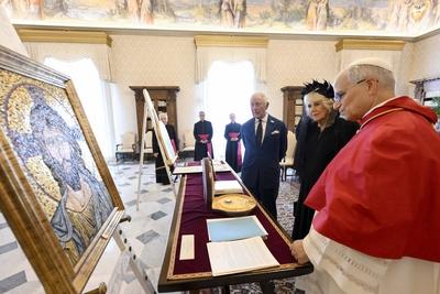 ITALY - REL -  POPE FRANCIS RECEIVES  KING CHARLES III AND QUEEN CAMILLA OF THE UNITED KINGDOM 2025/10/23-stock-foto