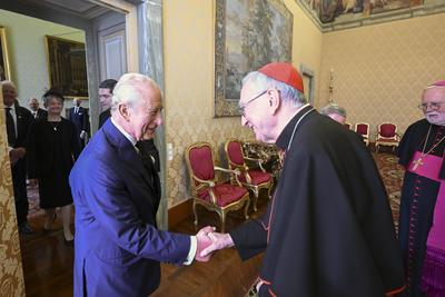 ITALY - REL -  POPE FRANCIS RECEIVES  KING CHARLES III AND QUEEN CAMILLA OF THE UNITED KINGDOM 2025/10/23-stock-foto