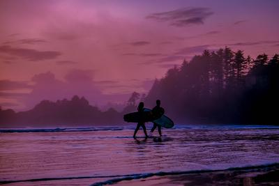 Tofino Vancouver Island Pacific rim coast, surfers with board during sunset at the beach, surfers silhouette Canada Vanc-stock-foto