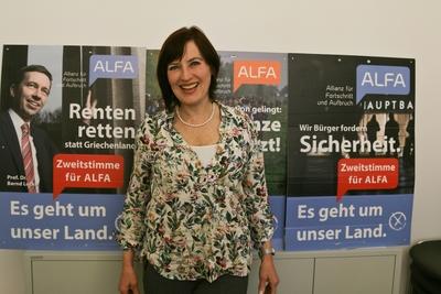 ALFA. Partei f?r Allianz f?r Fortschrit und Aufbruch. Felicitas Schirow vor Wahlplakaten der ALFA ALFA. Partei f?r Alli-stock-foto