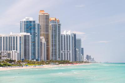 Moderne Skyline von Miami mit hoch aufragenden Wolkenkratzern, tropischem Flair und Blick aufs Wasser-stock-foto